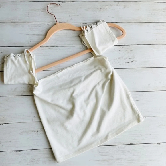 EMMA‎ & SAM White Off The Shoulder Top Medium - Picture 2 of 6